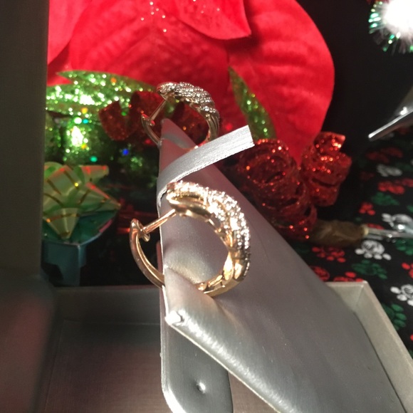 Stunning 10kt YG With 97 Diamonds😱 - Picture 4 of 7